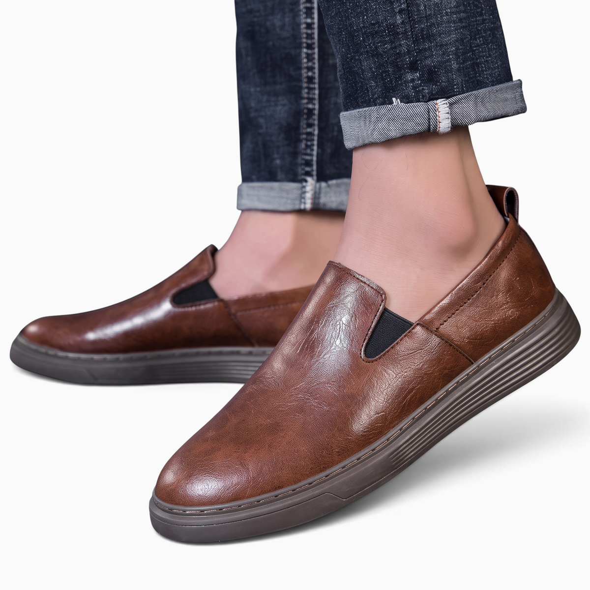 Mocassin Paris homme en cuir marron à semelle souple, style décontracté sans lacets porté avec un jean