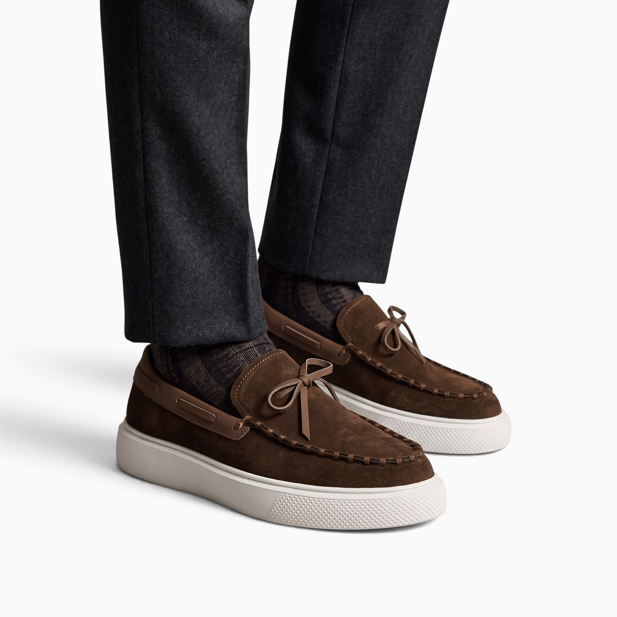Mocassin homme Mocassin Paris en daim marron avec semelle épaisse blanche et détails de lacets décoratifs
