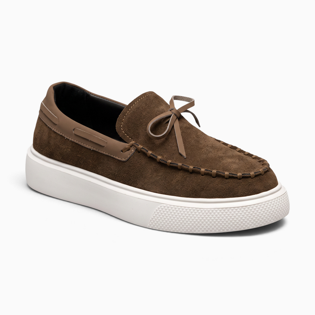 Mocassin Paris homme en daim marron avec semelle épaisse blanche et détails de lacets décoratifs