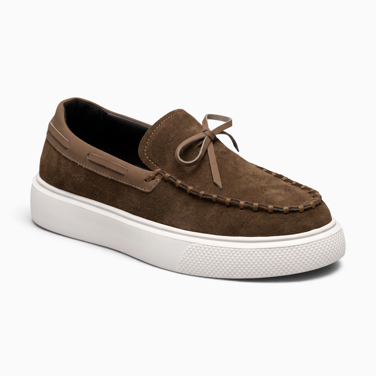 Mocassin Paris homme en daim marron avec semelle épaisse blanche et détails de lacets décoratifs