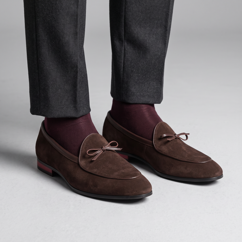 Mocassin Paris homme en daim marron avec détail de nœud, porté avec un pantalon gris pour une tenue habillée