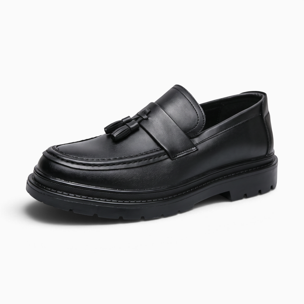 Mocassin Paris pour homme en cuir synthétique noir mat avec glands décoratifs et semelle plateforme crantée
