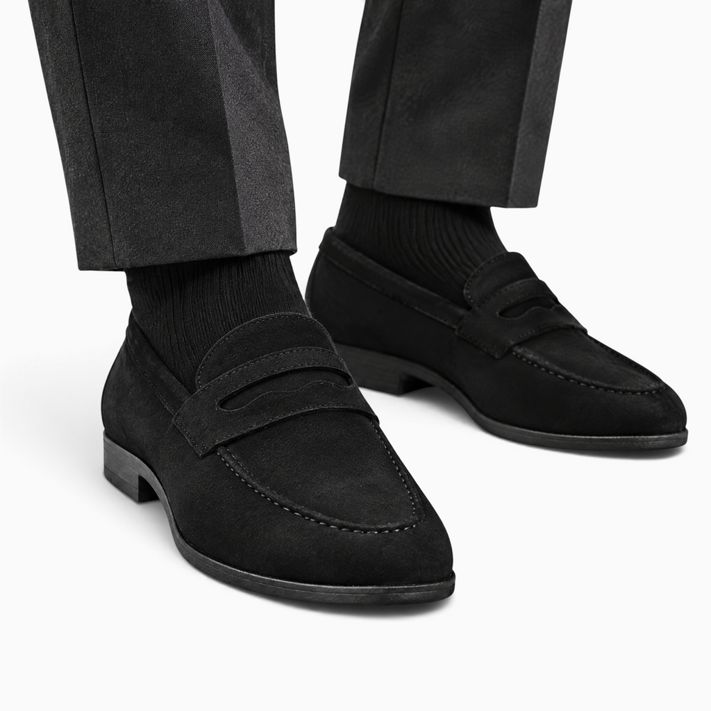 Mocassin Paris homme en daim noir souple avec construction sans lacets pour une tenue habillée élégante