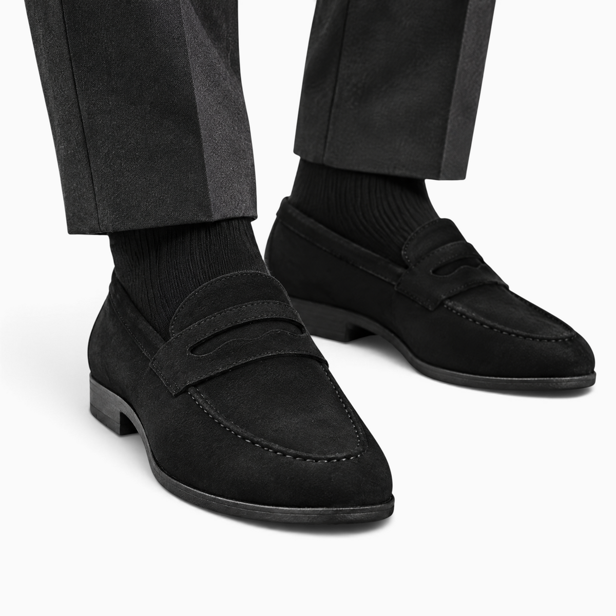 Mocassin Paris homme en daim noir souple avec construction sans lacets pour une tenue habillée élégante