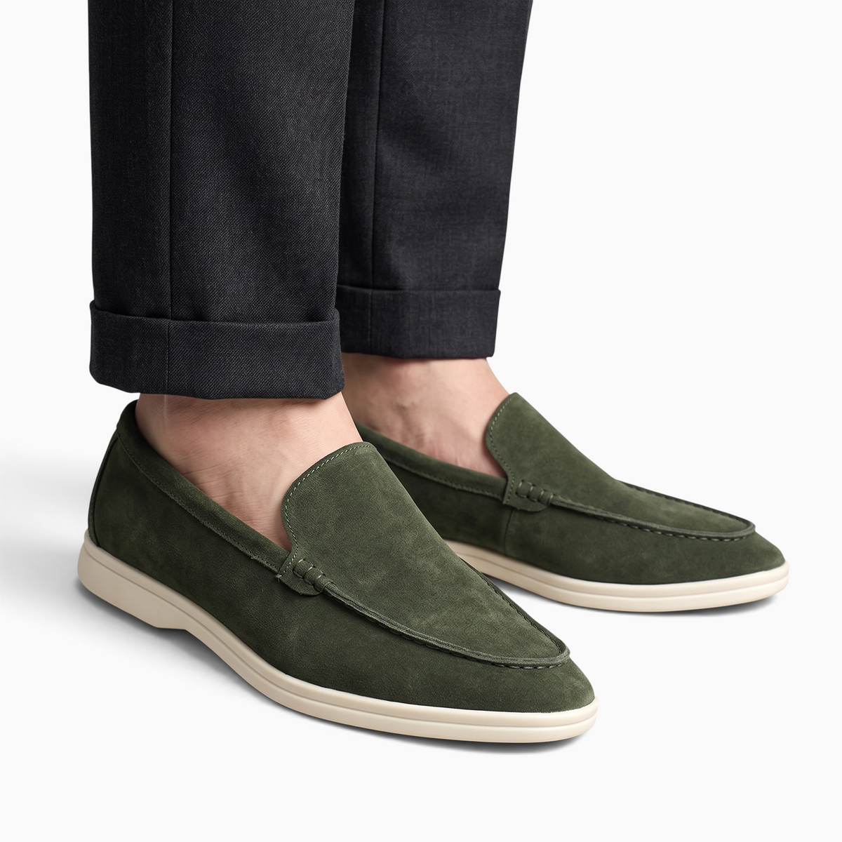 Mocassin Paris homme vert olive en matière synthétique effet daim avec semelle blanche pour tenue de ville élégante