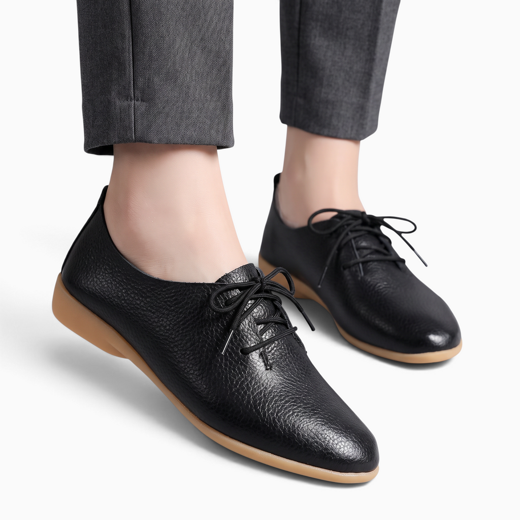 Mocassin Paris femme en cuir noir grainé à bout pointu et lacets avec semelle en caoutchouc marron
