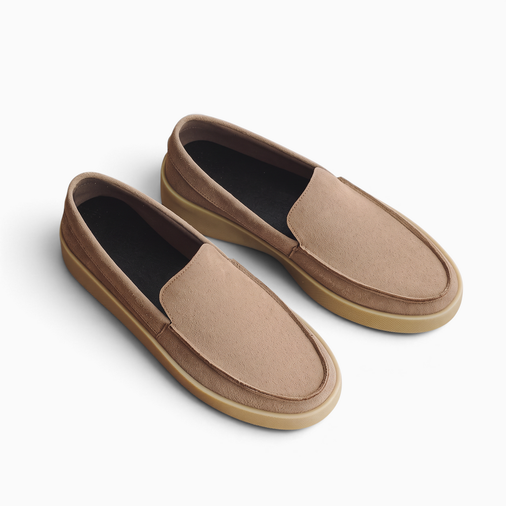Mocassin Paris homme en daim beige souple avec semelle en caoutchouc, style décontracté sans lacets.