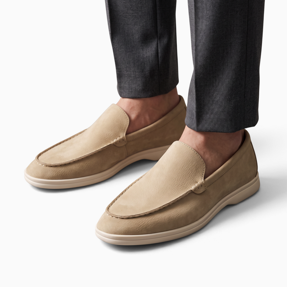 Mocassin Paris beige pour homme en matière synthétique effet cuir, style habillé sans lacets avec semelle en gomme.