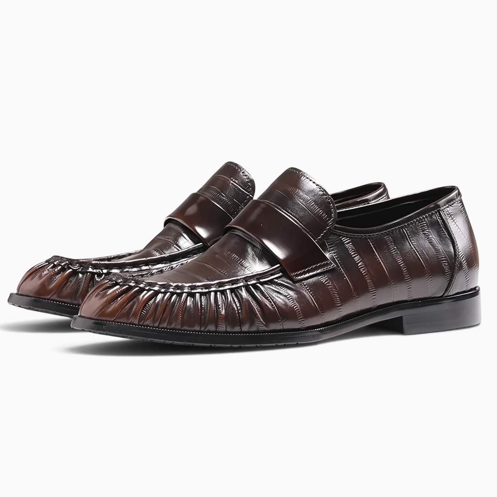 Mocassin Paris homme en cuir marron avec motif texturé et détails plissés sur le bout pour une allure élégante