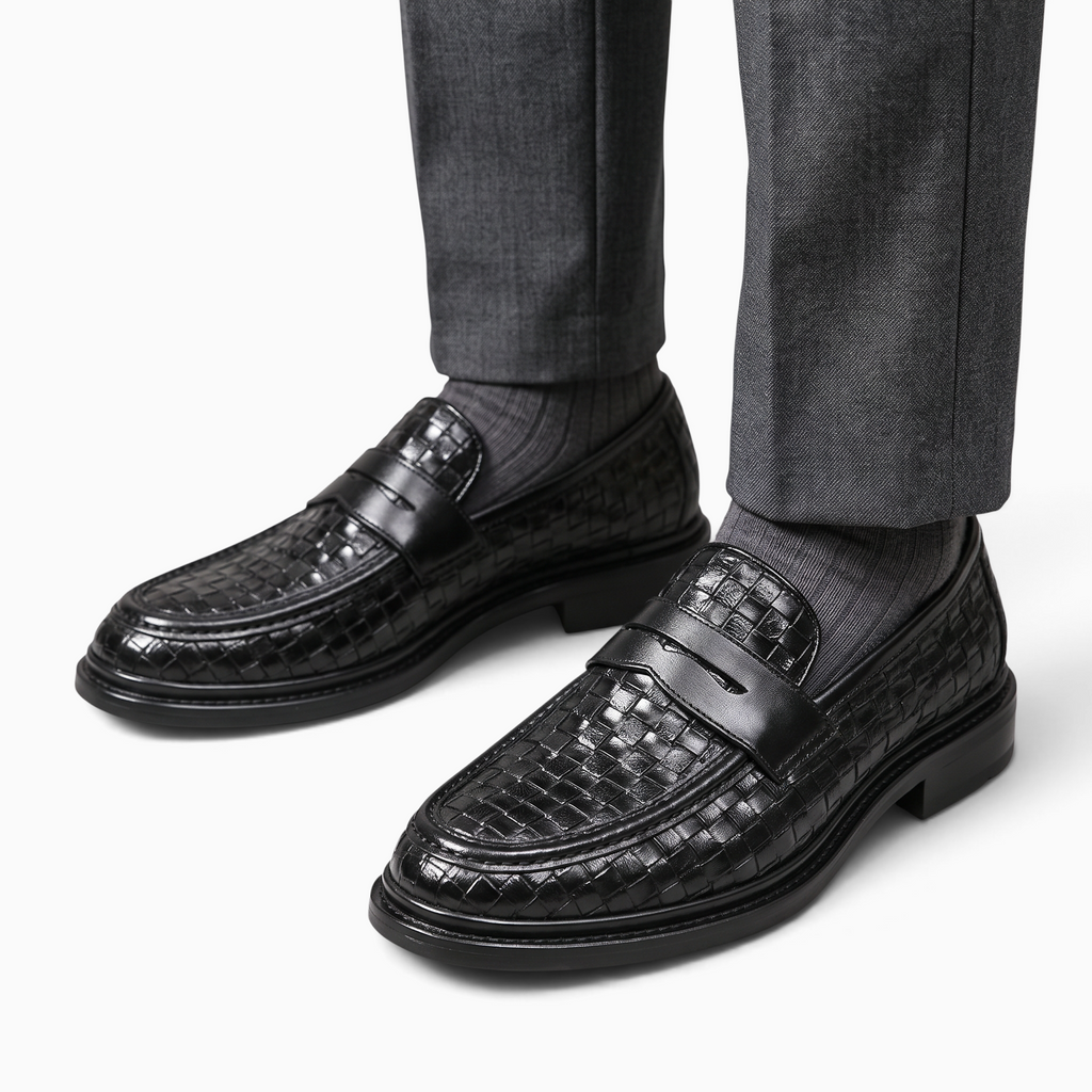 Mocassin Paris homme en cuir noir tressé avec bride classique, porté avec un pantalon de costume gris pour un mariage.