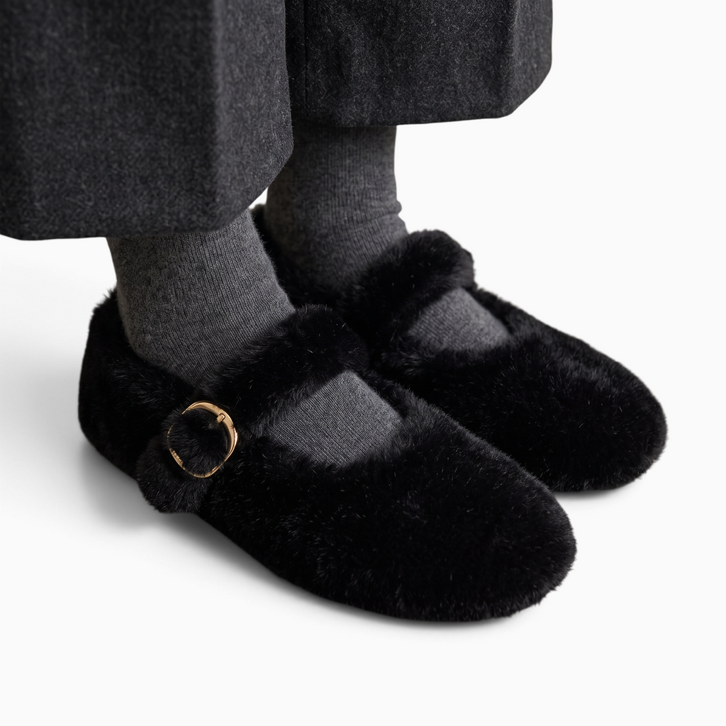 Mocassin Paris femme noir en fausse fourrure douce avec bride réglable et boucle dorée porté avec des chaussettes