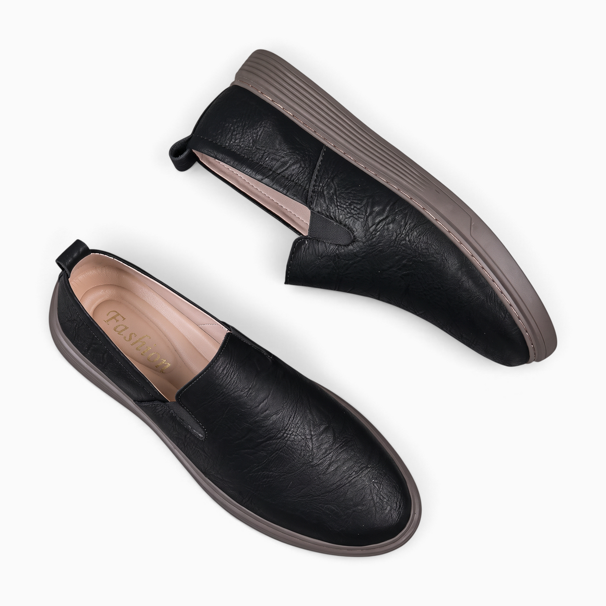 Mocassin Paris homme en cuir noir avec semelle souple en caoutchouc, design sans lacets pour un style décontracté.