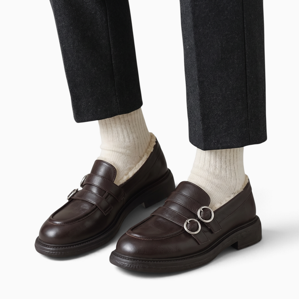 Mocassin Paris femme en cuir marron avec doublure fourrée, bride à boucles argentées et semelle épaisse en caoutchouc