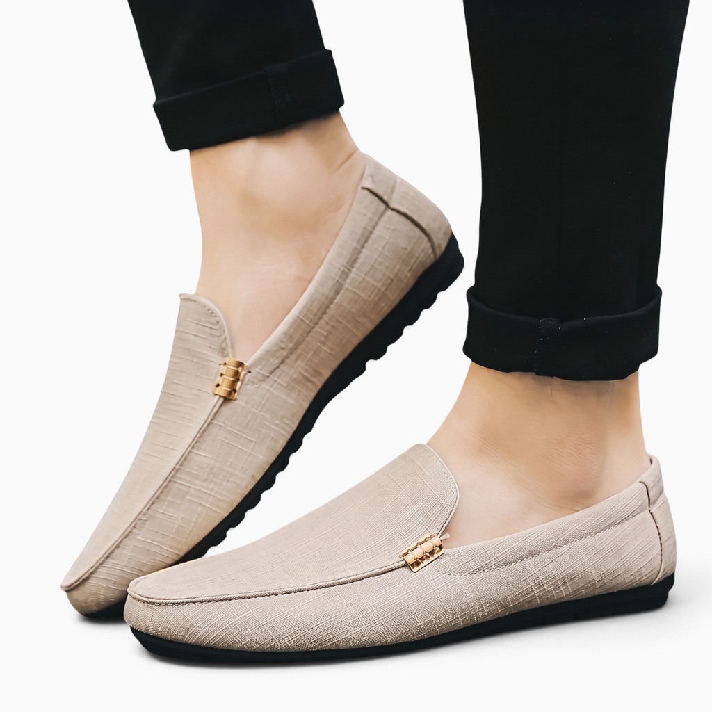 Mocassin Paris homme en tissu beige respirant avec bout rond et détail métallique, porté avec un pantalon noir