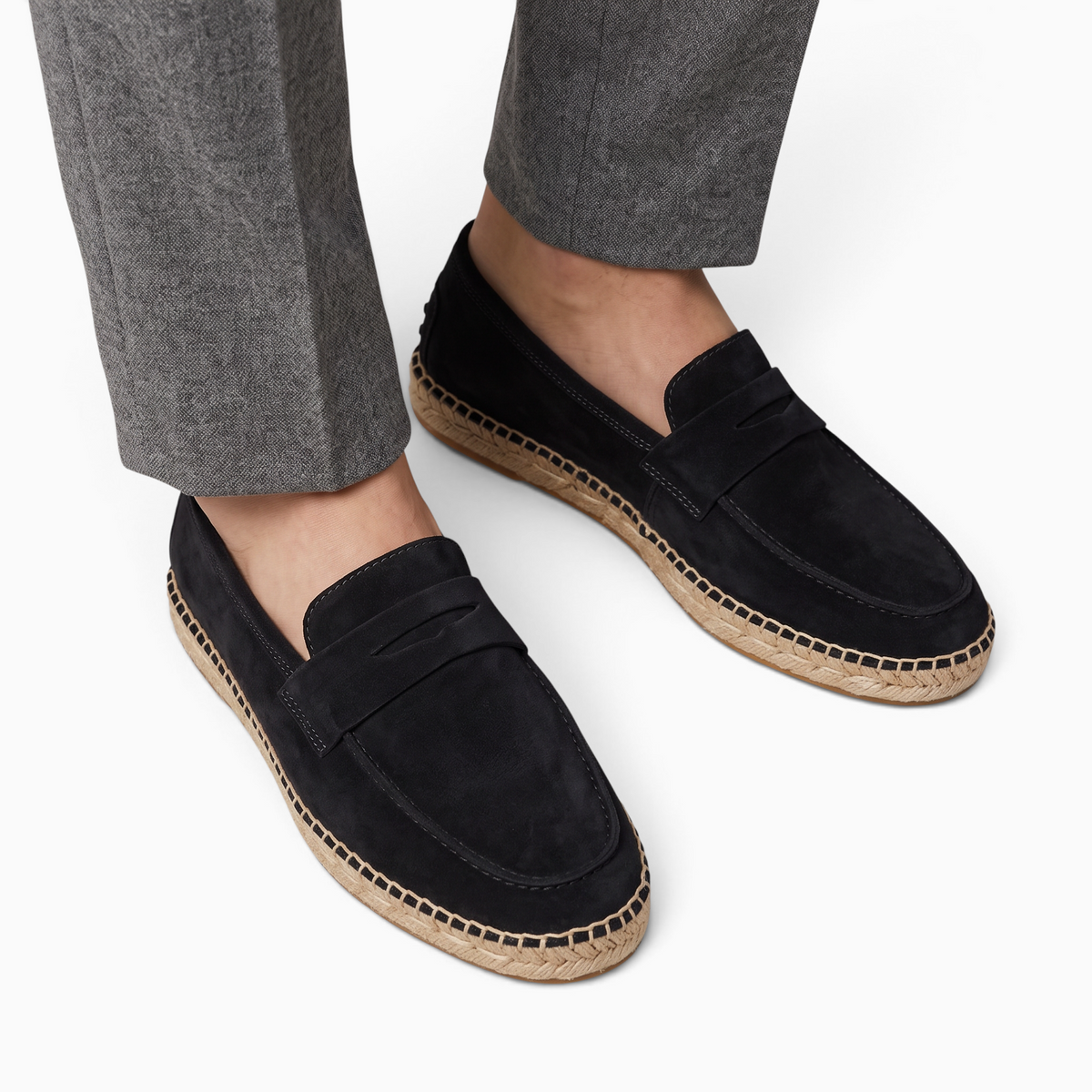Mocassin espadrille Mocassin Paris pour homme en daim noir avec semelle en corde tressée portée avec un pantalon gris