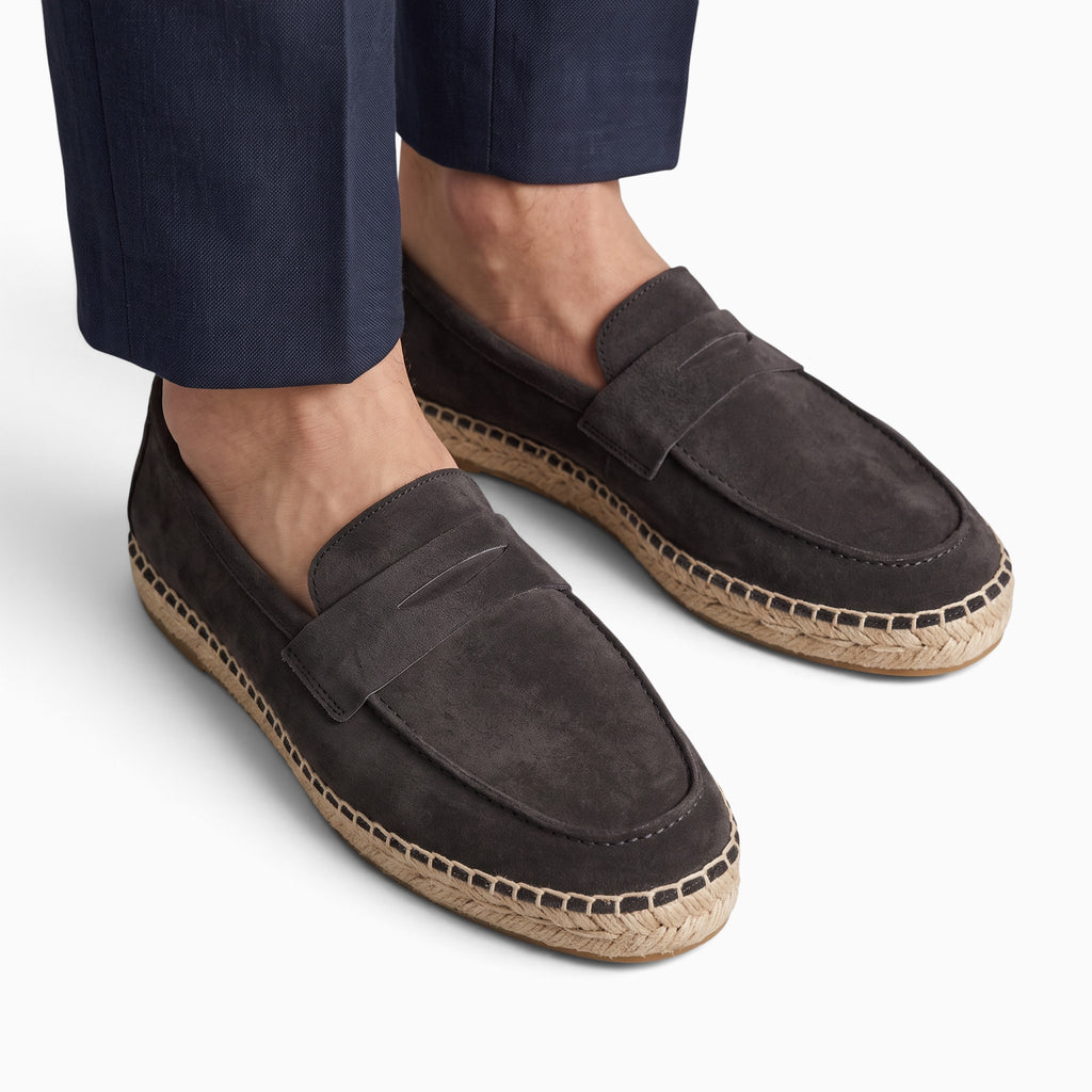 Mocassin Espadrille Homme en Daim Mocassin Paris gris en daim avec semelle en chanvre portée par un homme