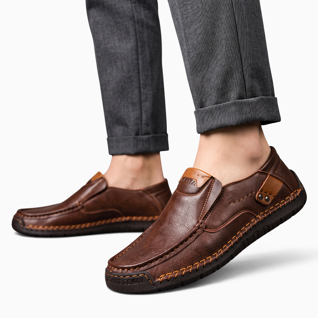 Mocassin Paris homme en cuir souple marron avec coutures apparentes et semelle en caoutchouc pour un style décontracté
