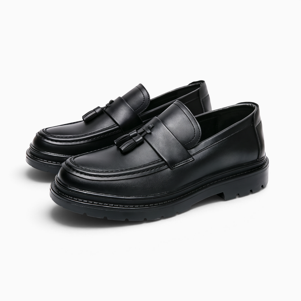 Mocassin Paris homme noir mat à plateforme avec glands décoratifs et semelle crantée épaisse