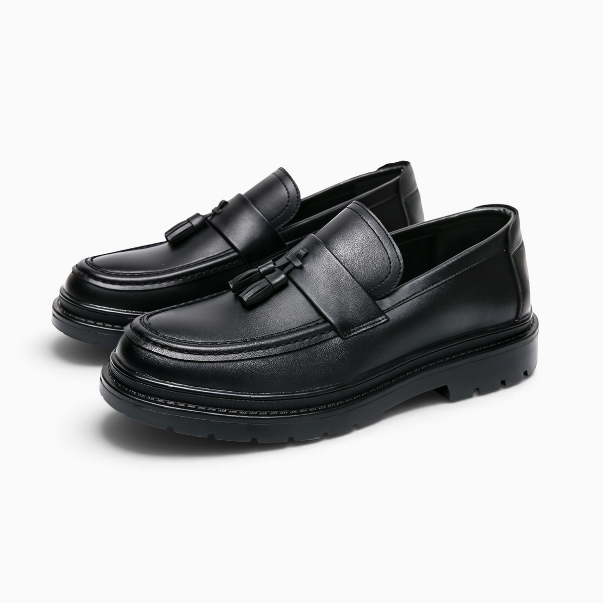Mocassin Paris homme noir mat à plateforme avec glands décoratifs et semelle crantée épaisse