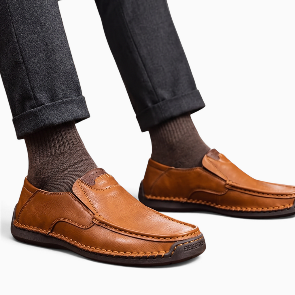 Mocassin Paris homme en cuir souple marron avec semelle en caoutchouc, porté avec un pantalon gris et des chaussettes