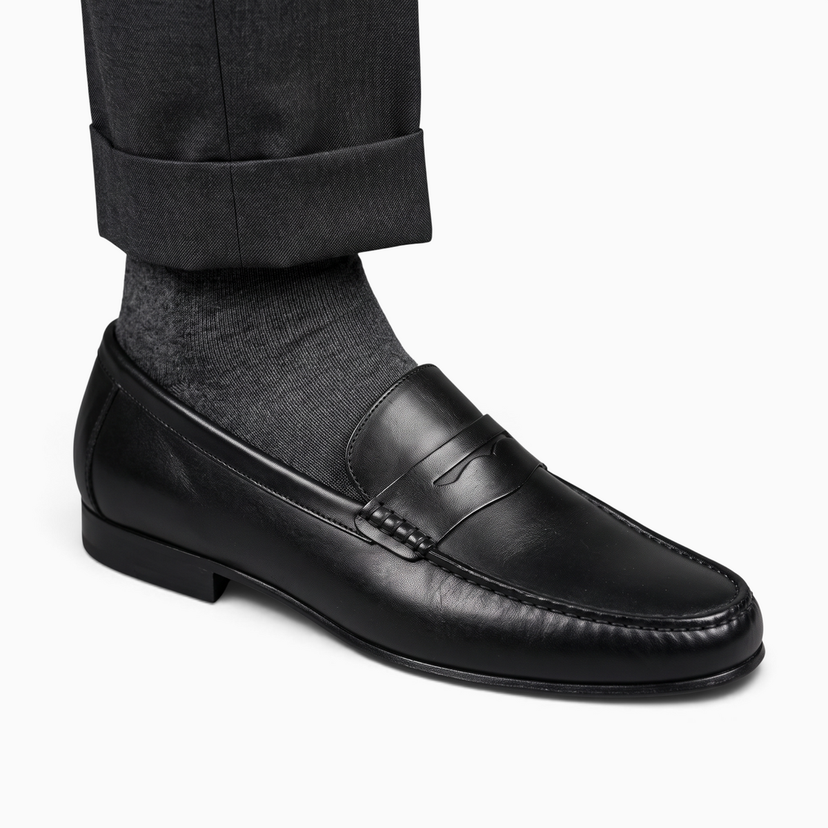 Mocassin habillé Mocassin Paris en cuir de vache noir porté avec un pantalon de costume gris pour un look élégant