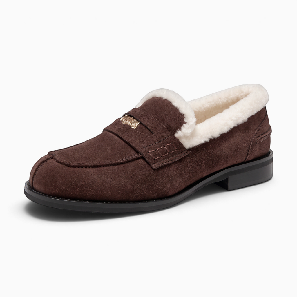 Mocassin Paris marron en daim avec doublure en laine de mouton blanche, bout rond et détail métallique doré.