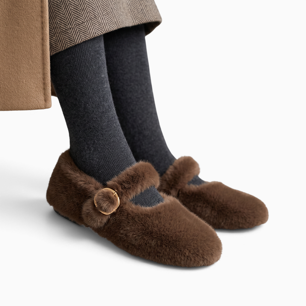 Mocassin Paris femme hiver marron en fausse fourrure douce avec bride réglable et boucle dorée porté avec collants