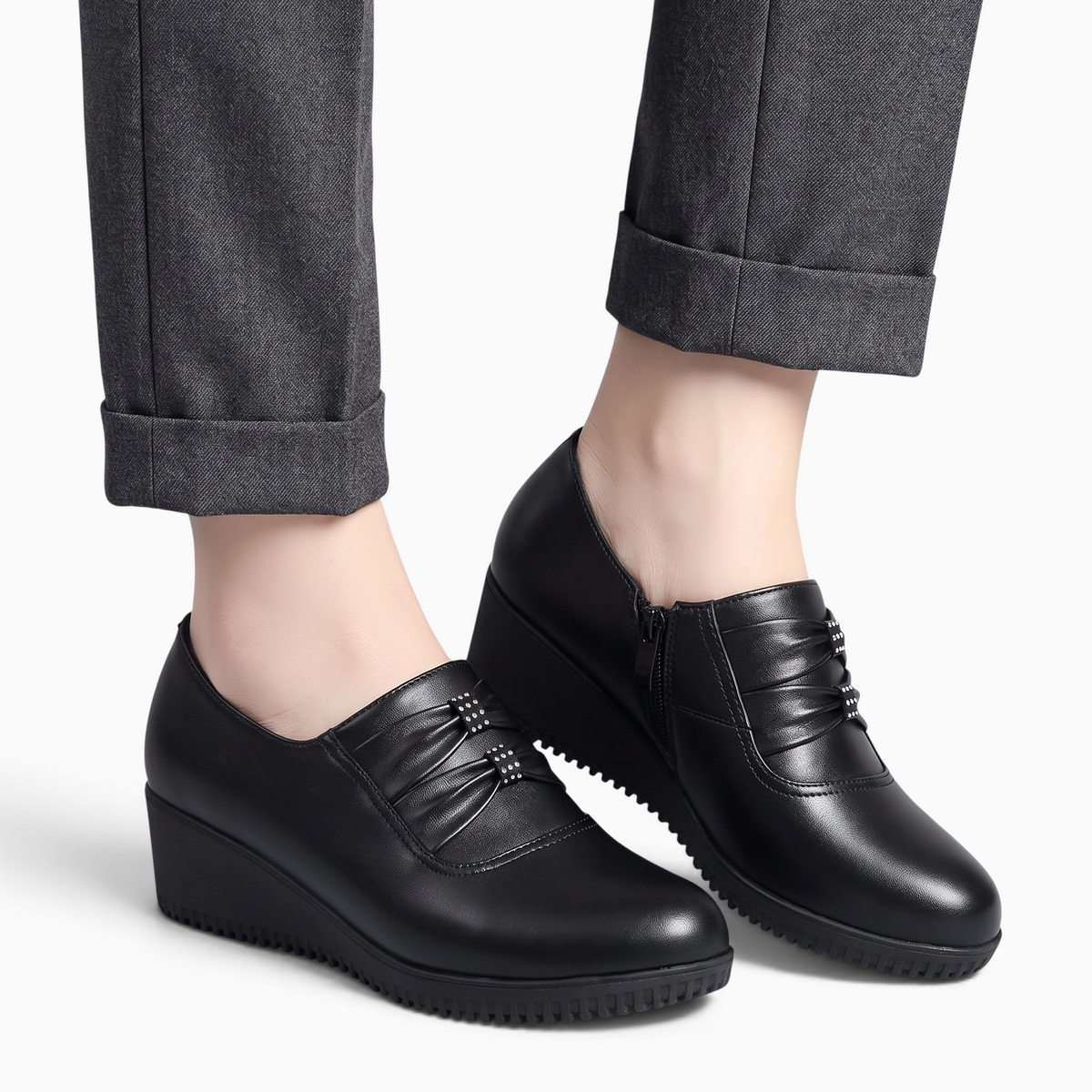 Mocassin Paris femme noir en cuir avec talon compensé, bout arrondi et détails plissés élégants