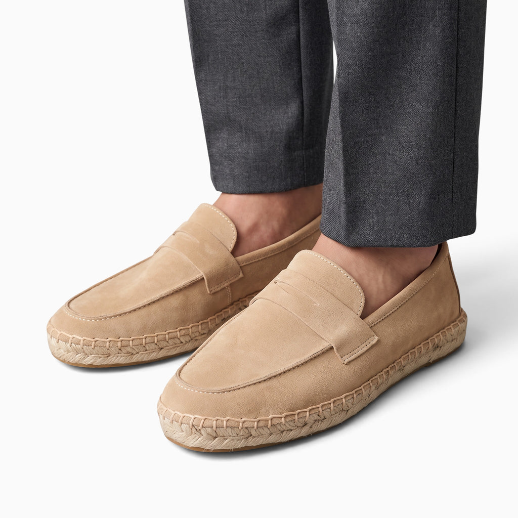 Mocassin Espadrille Homme en Daim beige Mocassin Paris porté avec un pantalon gris pour un style estival décontracté