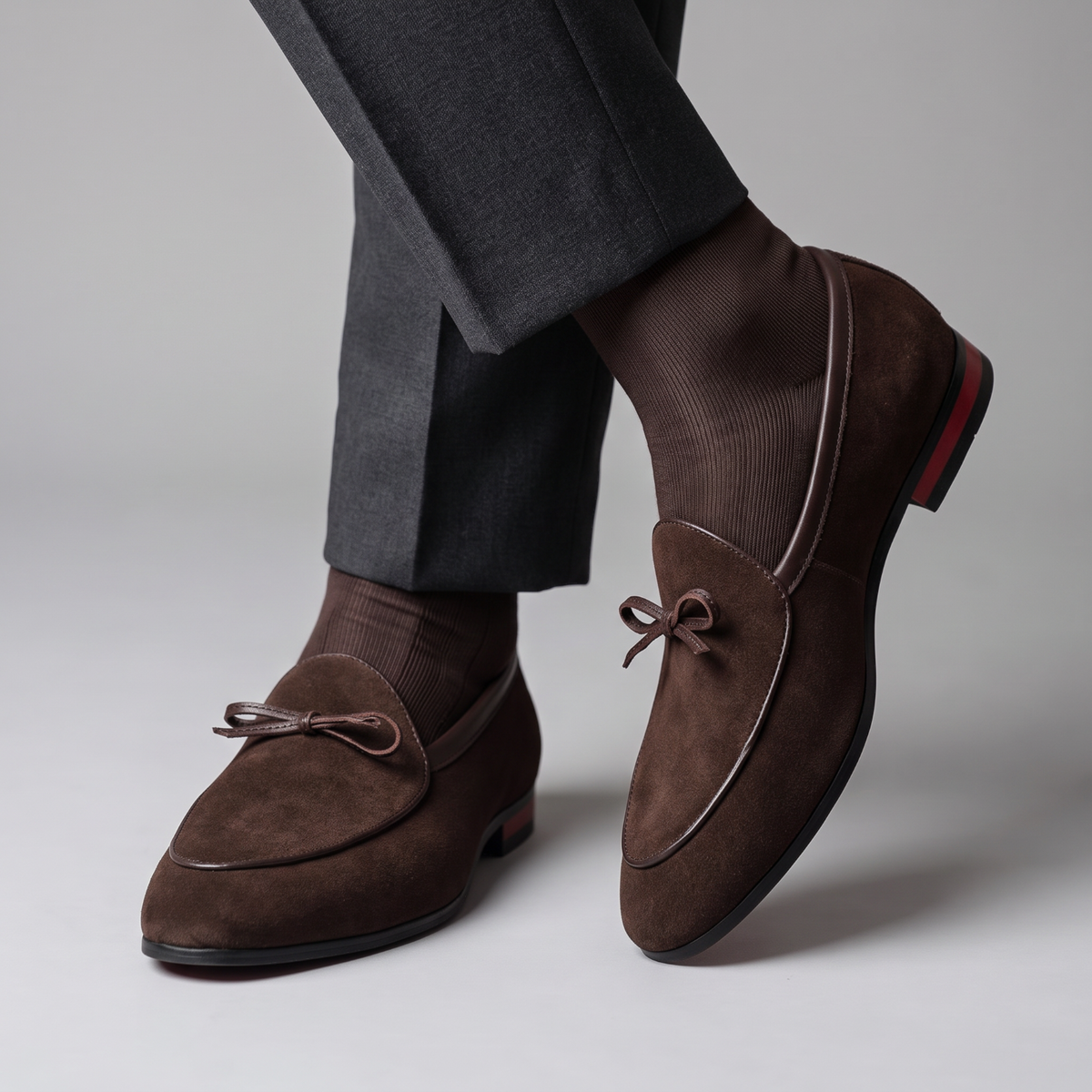Mocassin Paris homme en daim marron avec nœud décoratif, porté avec un pantalon habillé pour une tenue de cérémonie.