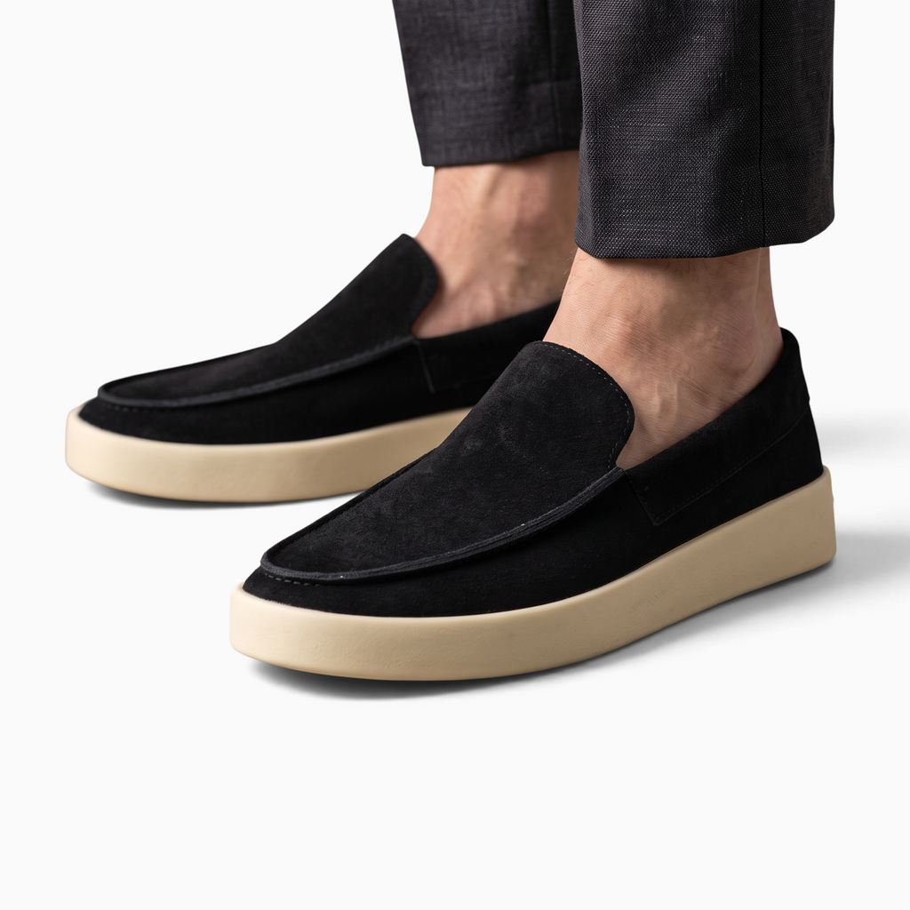 Mocassin Paris homme en daim noir avec semelle épaisse en caoutchouc beige porté avec un pantalon gris
