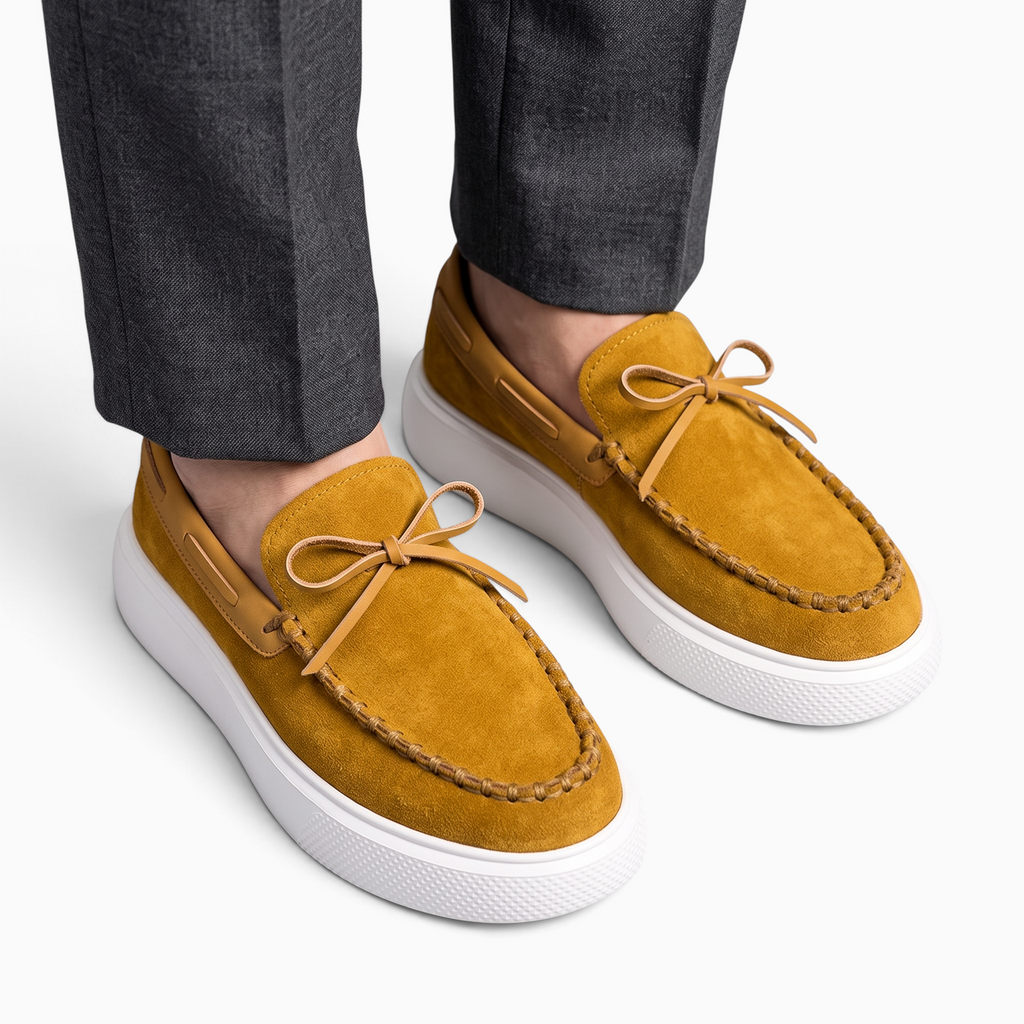 Mocassin Paris homme en daim jaune moutarde avec semelle épaisse blanche, porté avec un pantalon gris