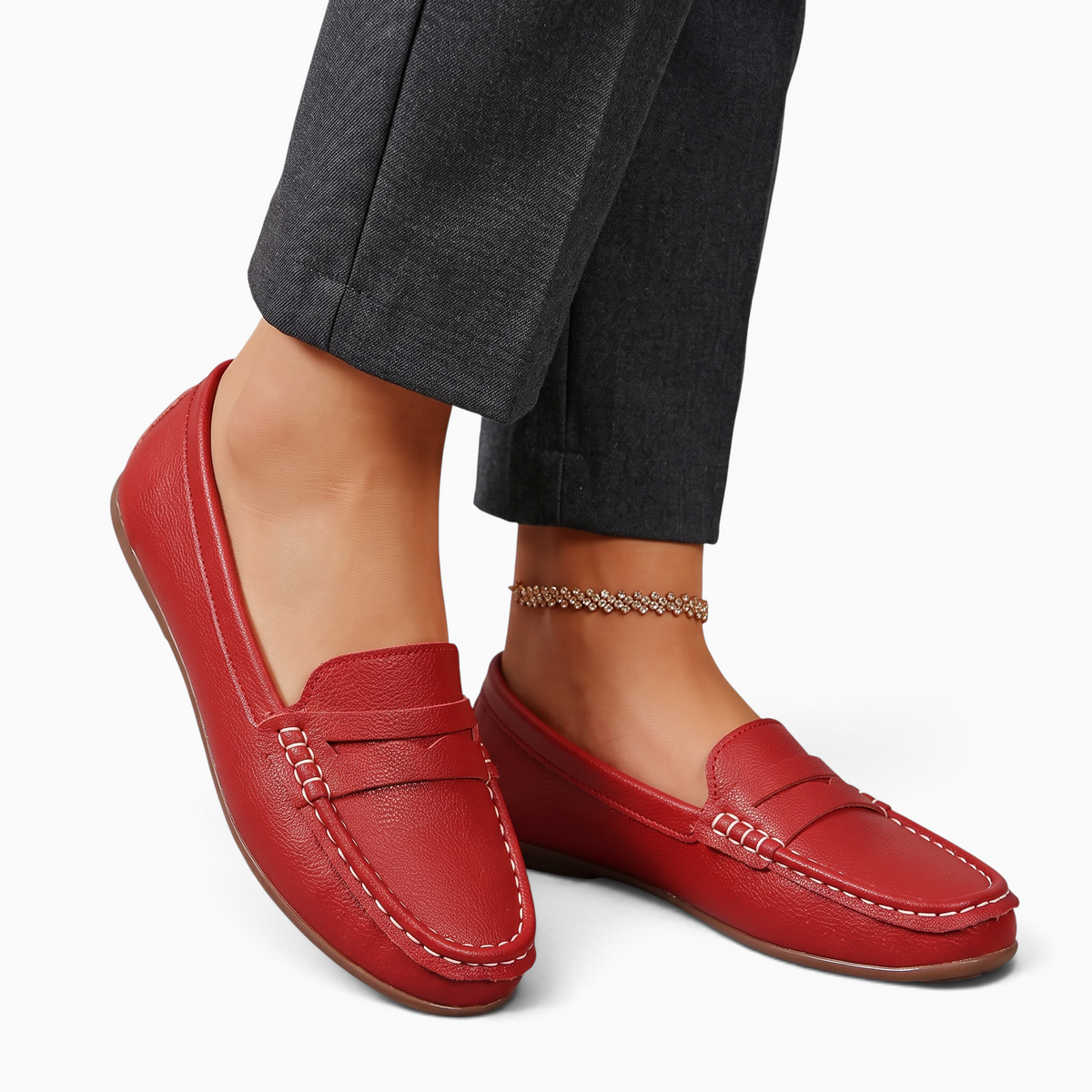 Mocassin Paris mocassins femme rouges en matière synthétique à bout rond et semelle plate portés avec un pantalon