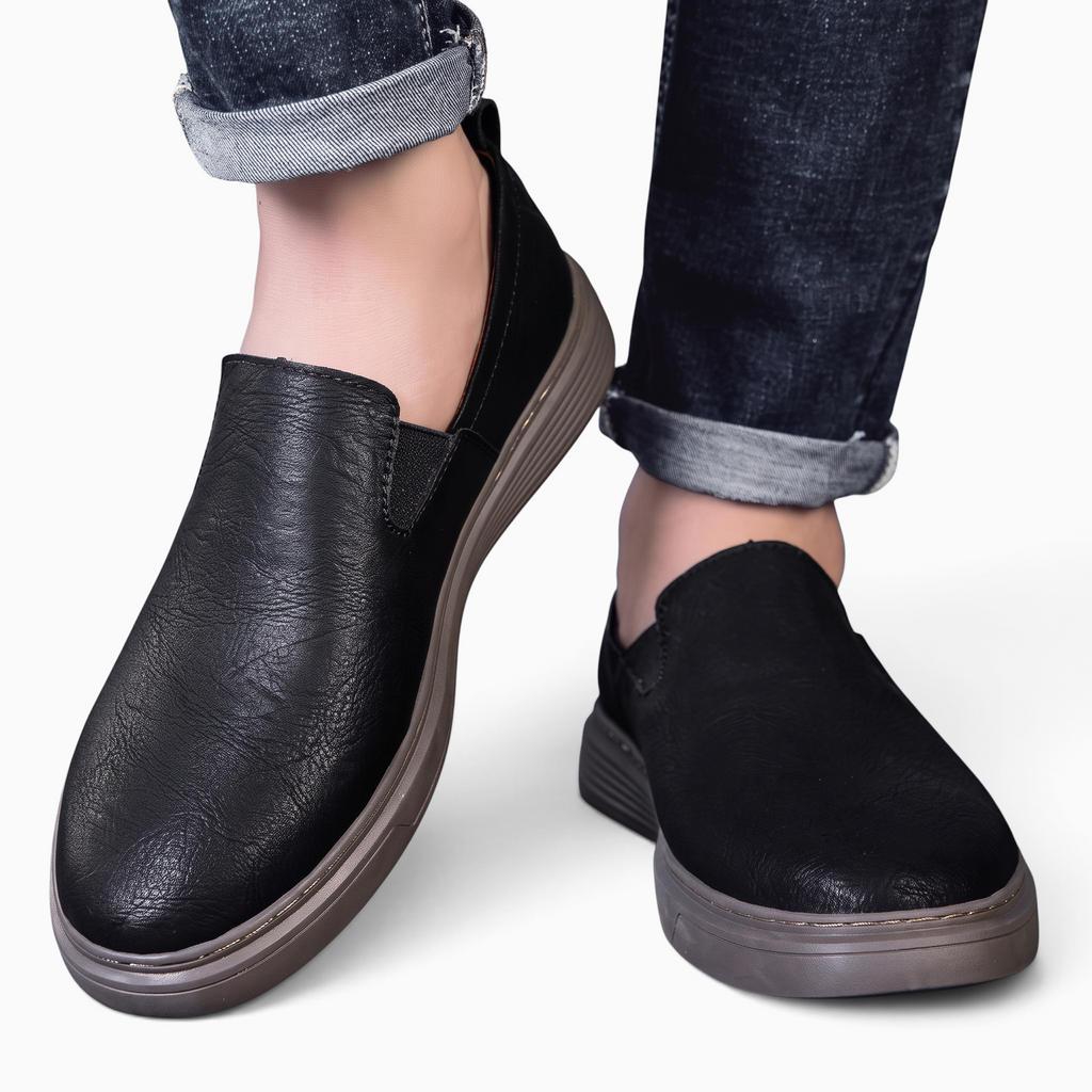 Mocassin Paris homme en cuir noir avec semelle souple en caoutchouc, porté avec un jean pour un look décontracté.