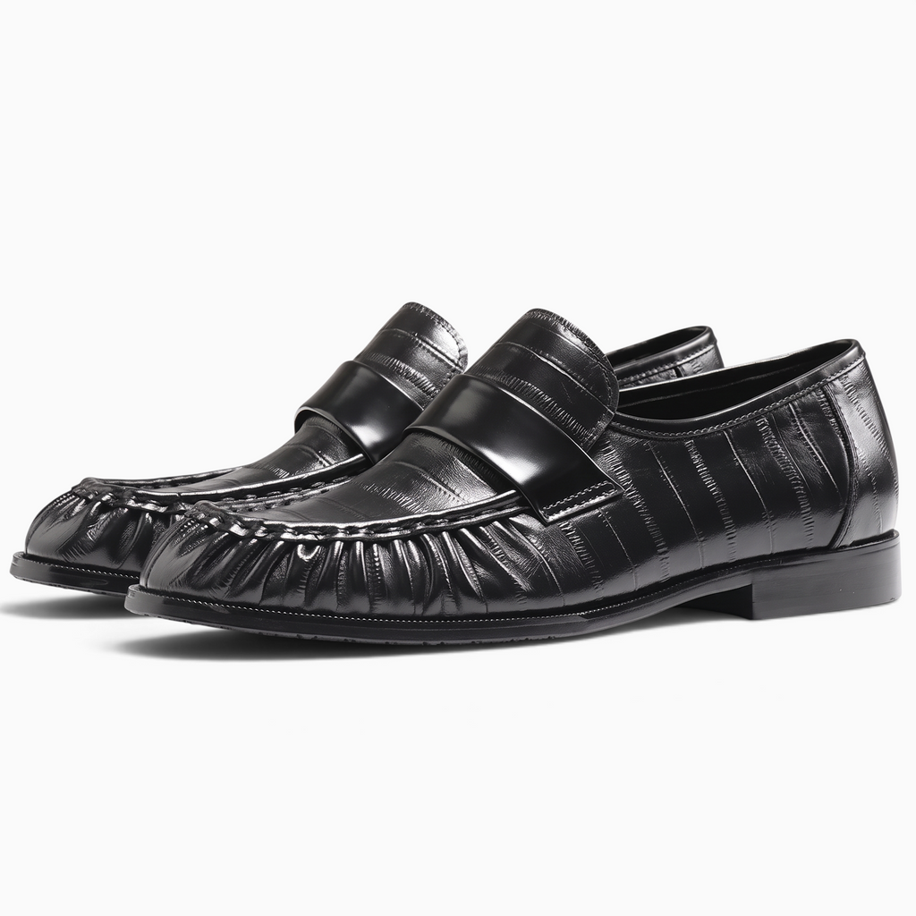 Mocassin Paris noir en cuir véritable avec motif texturé et détails plissés sur le dessus pour un style élégant