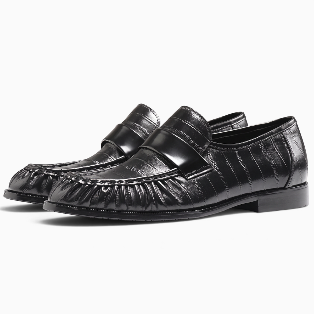 Mocassin Paris noir en cuir véritable avec motif texturé et détails plissés sur le dessus pour un style élégant
