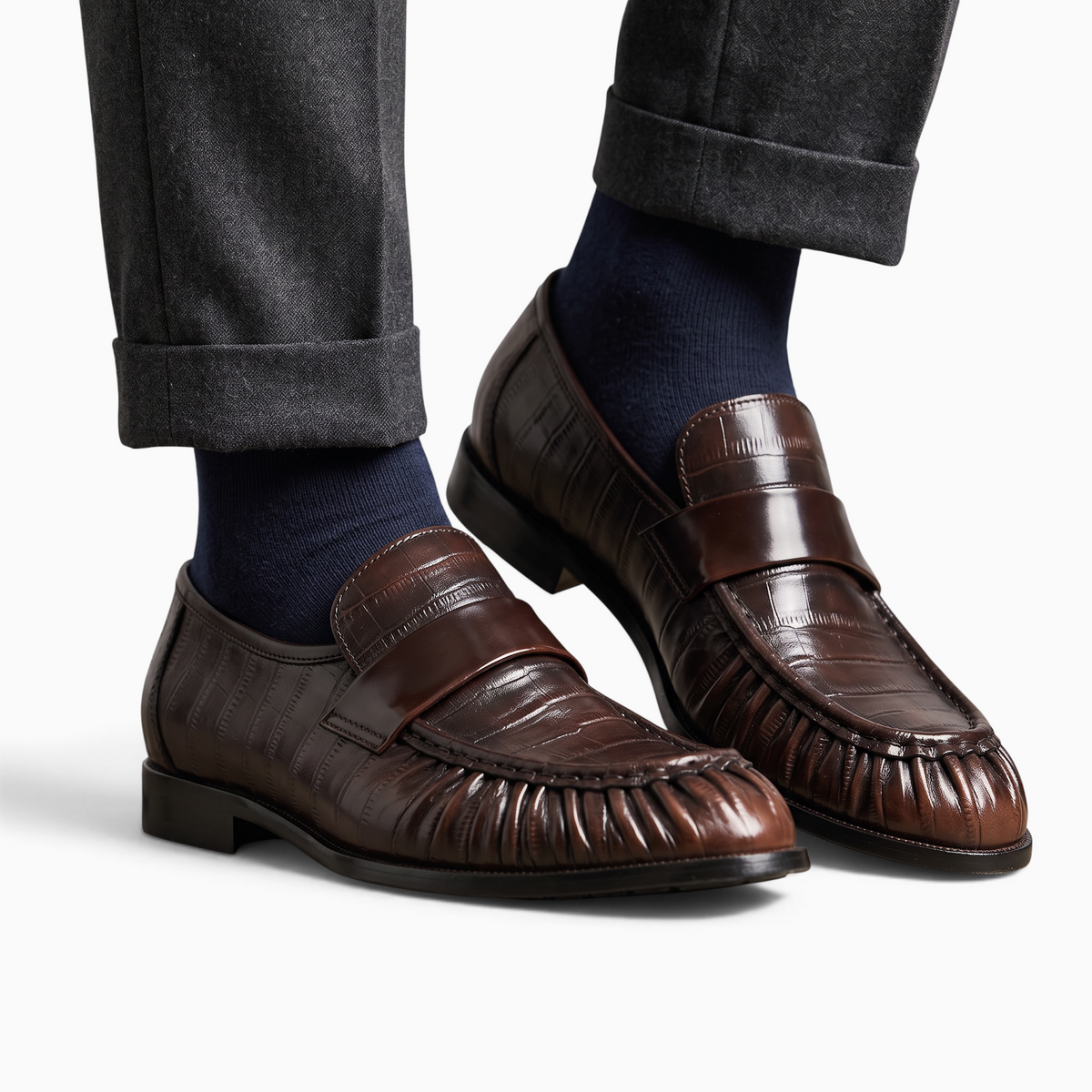 Mocassin Mocassin Paris en cuir marron texturé pour homme porté avec un pantalon de costume gris et des chaussettes
