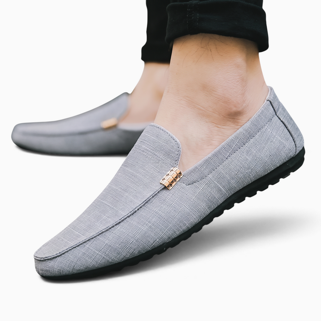 Mocassin Paris homme en tissu gris respirant avec bout rond et semelle souple, porté avec un pantalon noir