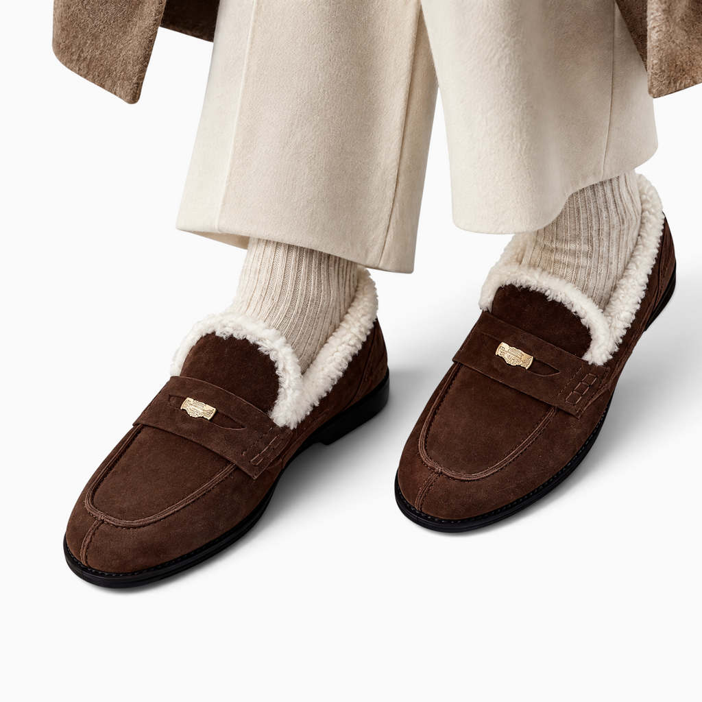 Mocassin Paris femme en daim marron avec doublure en laine de mouton blanche et détail métallique doré