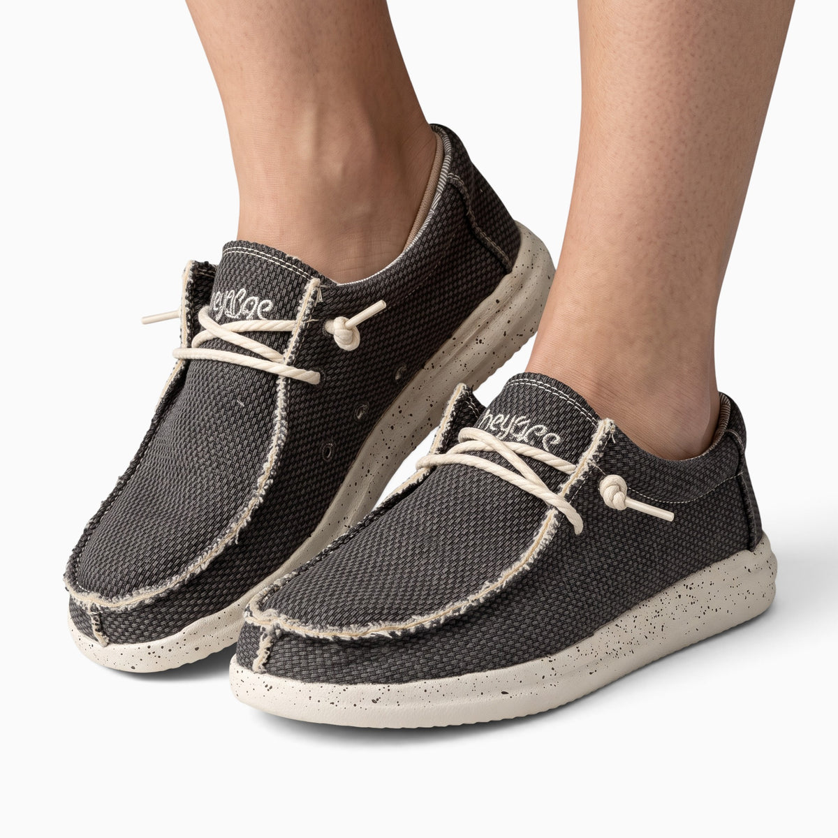 Mocassin Paris homme en toile grise avec semelle souple blanche mouchetée et lacets élastiques décontractés