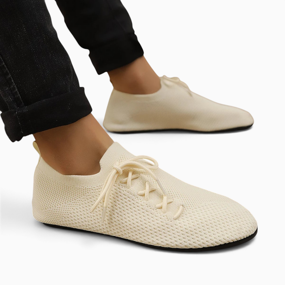 Mocassin Paris homme en tissu mesh beige respirant avec semelle fine souple porté avec un pantalon noir