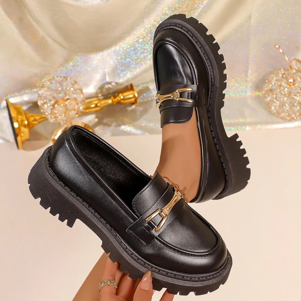 Mocassin Plateforme Femme Noir Mat Boucle Dorée
