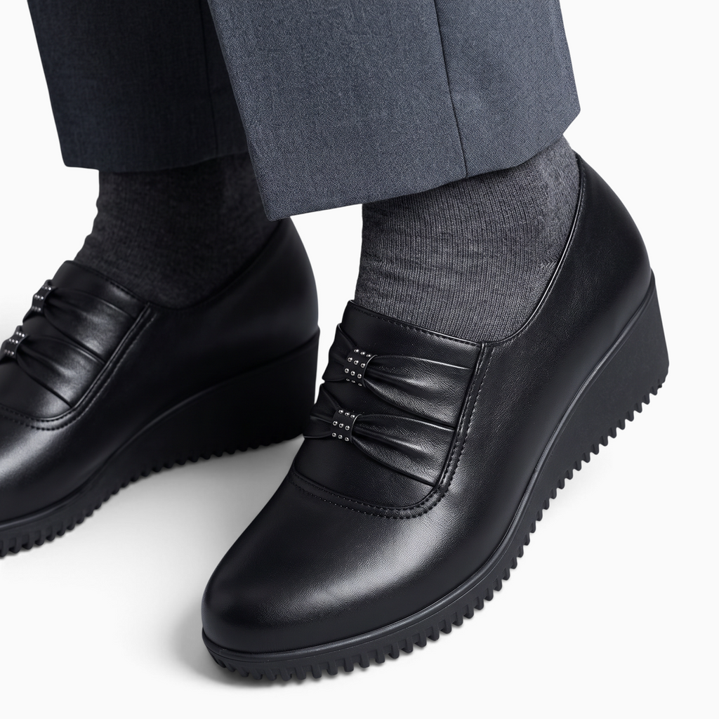 Mocassin Paris femme en cuir noir verni avec talon compensé cranté et détail plissé sur le dessus