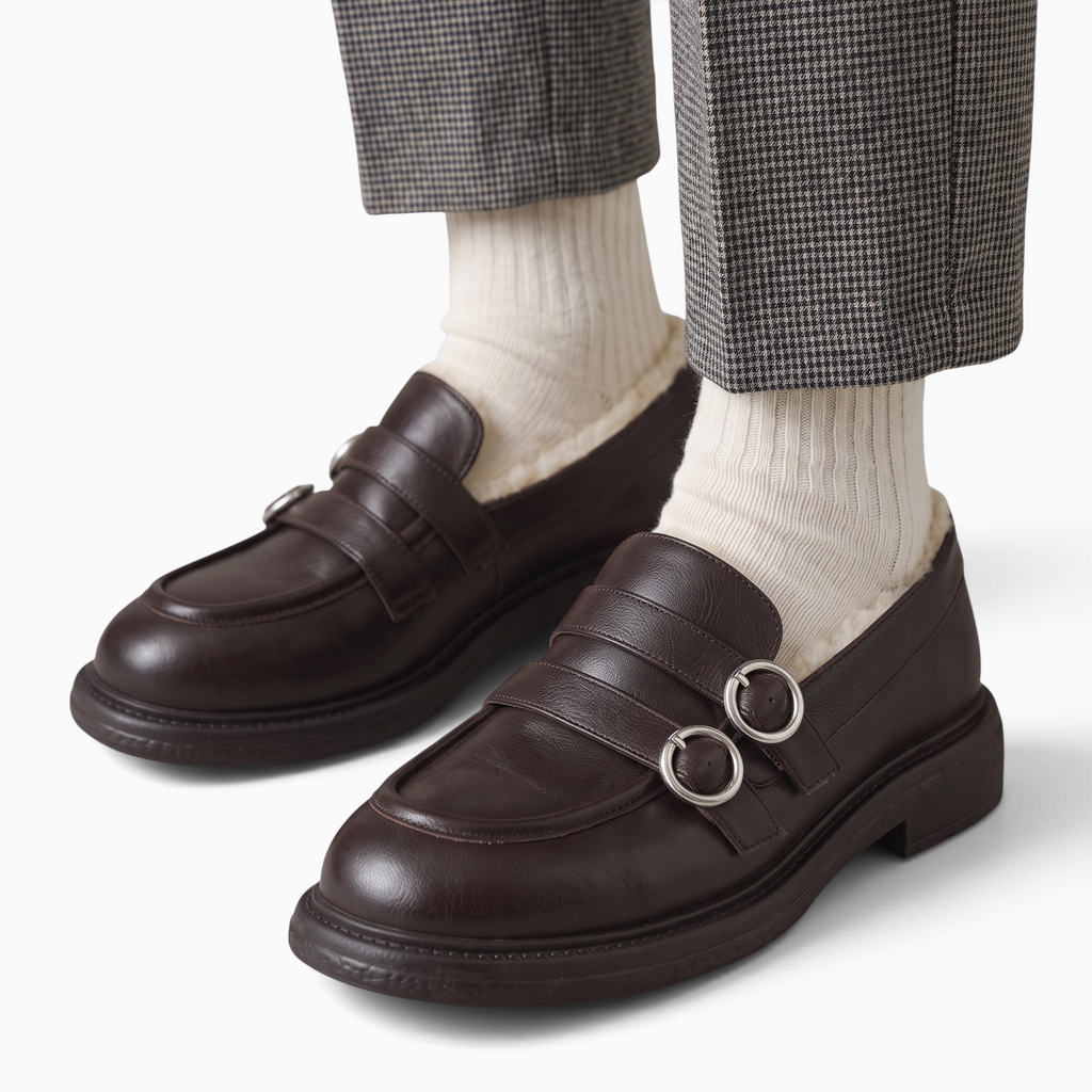 Mocassin Paris femme en cuir marron avec doublure fourrée, bride à boucles argentées et semelle en caoutchouc