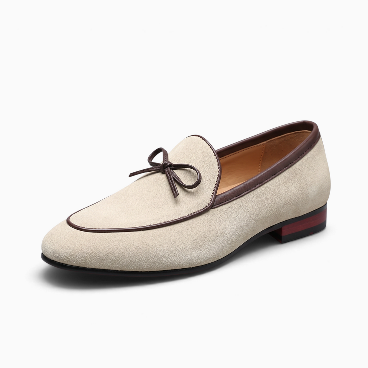 Mocassin Paris, mocassin homme en daim beige avec nœud décoratif et liseré marron pour tenue de cérémonie.