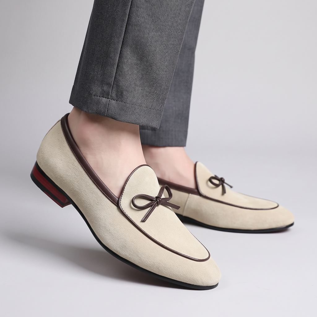 Mocassin Paris, mocassin homme en daim beige avec nœud décoratif et bordures marron, idéal pour un mariage.