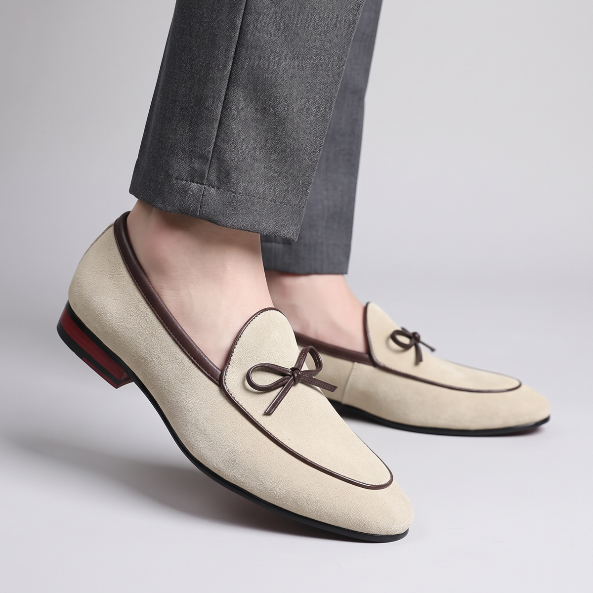 Mocassin Paris, mocassin homme en daim beige avec nœud décoratif et bordures marron, idéal pour un mariage.