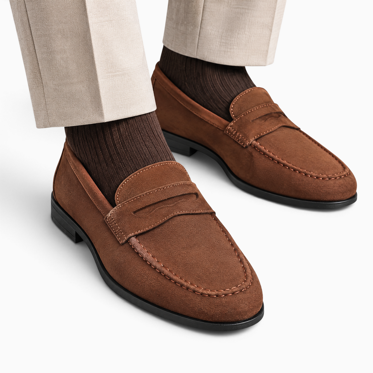 Mocassin Paris homme en daim marron souple avec semelle en caoutchouc, porté avec un pantalon beige et chaussettes