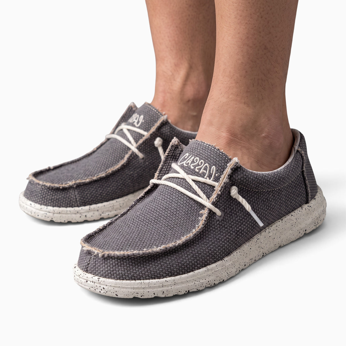 Mocassin Paris homme en toile grise avec semelle souple mouchetée et lacets blancs pour un style décontracté