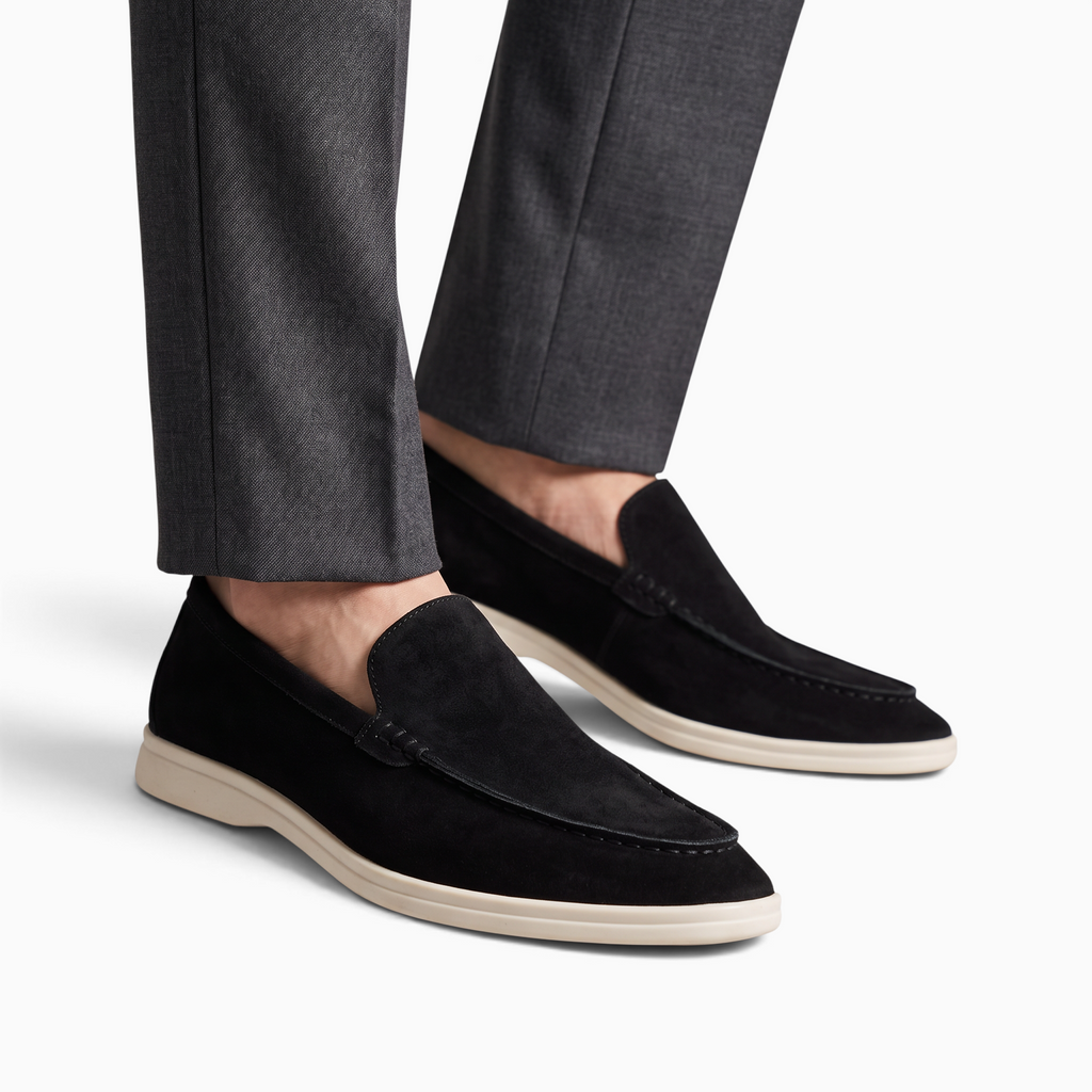 Mocassin Paris homme noir en matière synthétique façon daim avec semelle blanche, porté avec un pantalon de costume